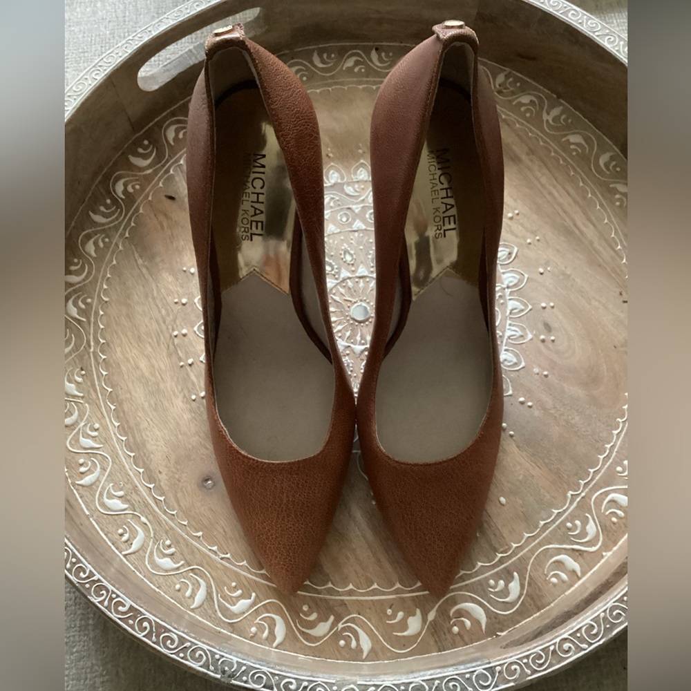 Brand New Cognac pump with gold heel
